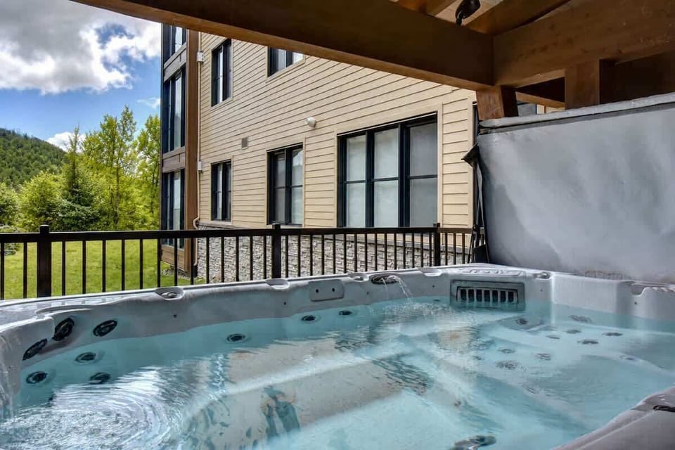 Great hot tub for soaking.