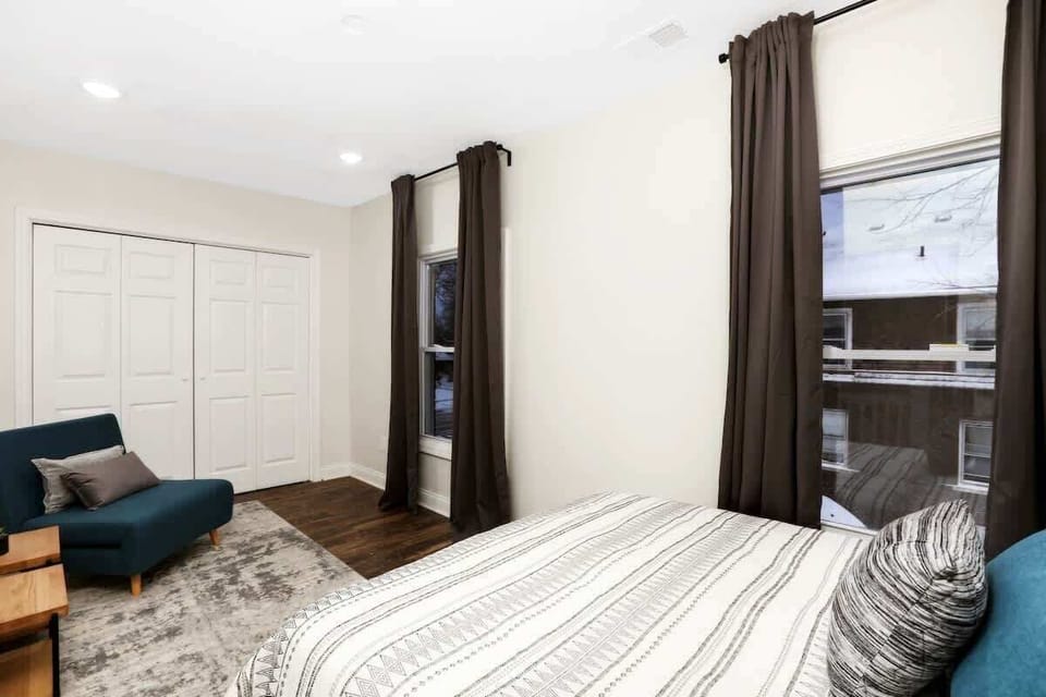 Cozy bedroom with one queen bed.