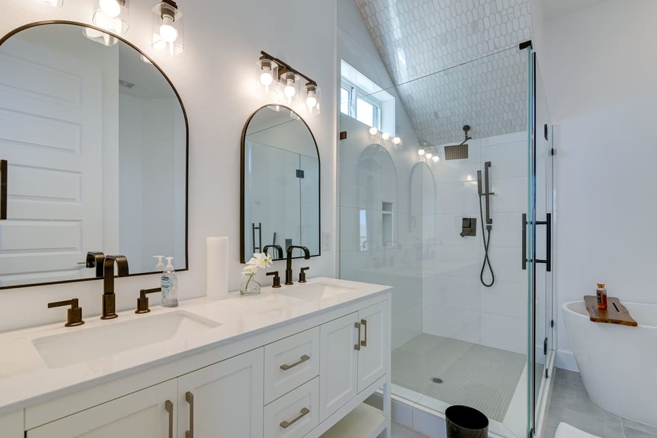 En-Suite Bathroom | Complimentary Toiletries | Main Level