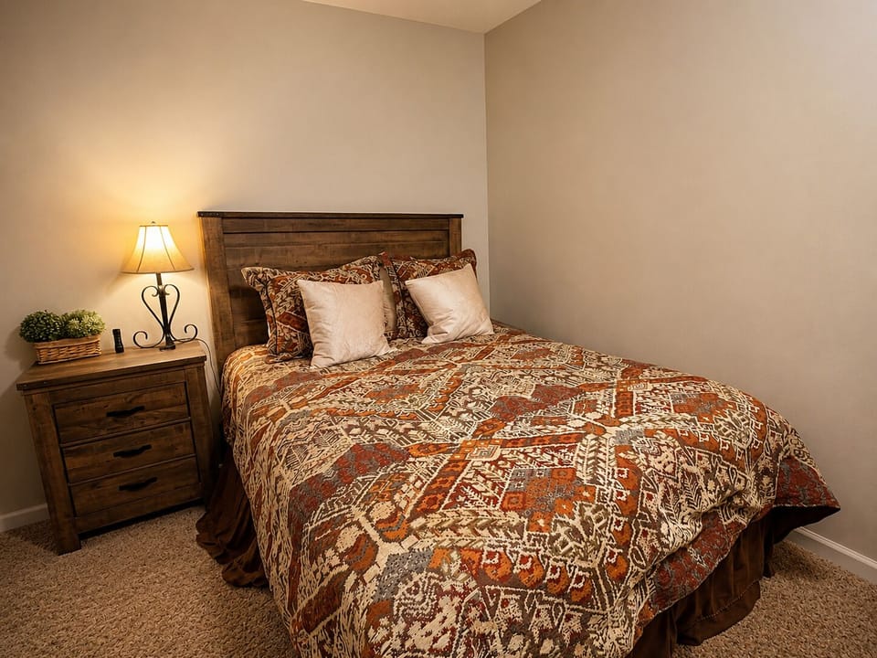 Bedroom w/Queen Bed