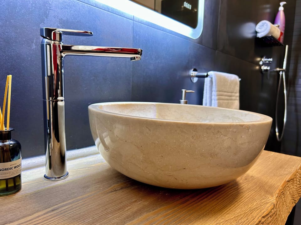 Deluxe Room, Non Smoking, Ensuite | Bathroom | Shower, free toiletries, hair dryer, bidet