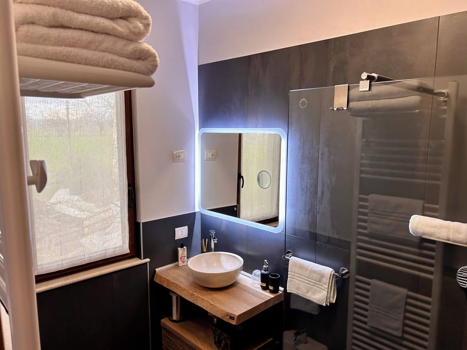 Deluxe Room, Non Smoking, Ensuite | Bathroom | Shower, free toiletries, hair dryer, bidet