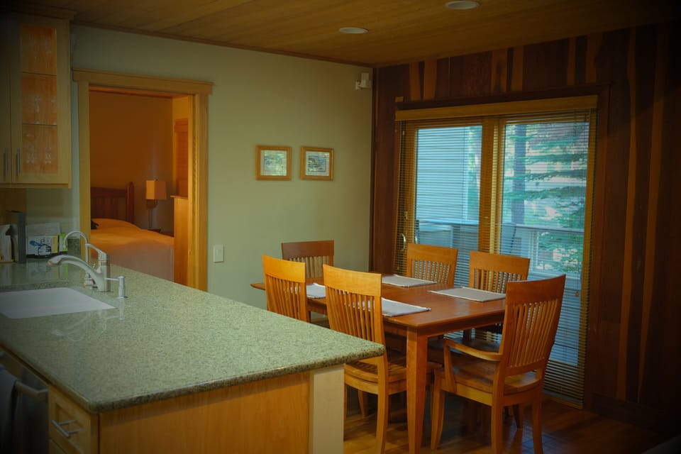 breakfast bar, dining area