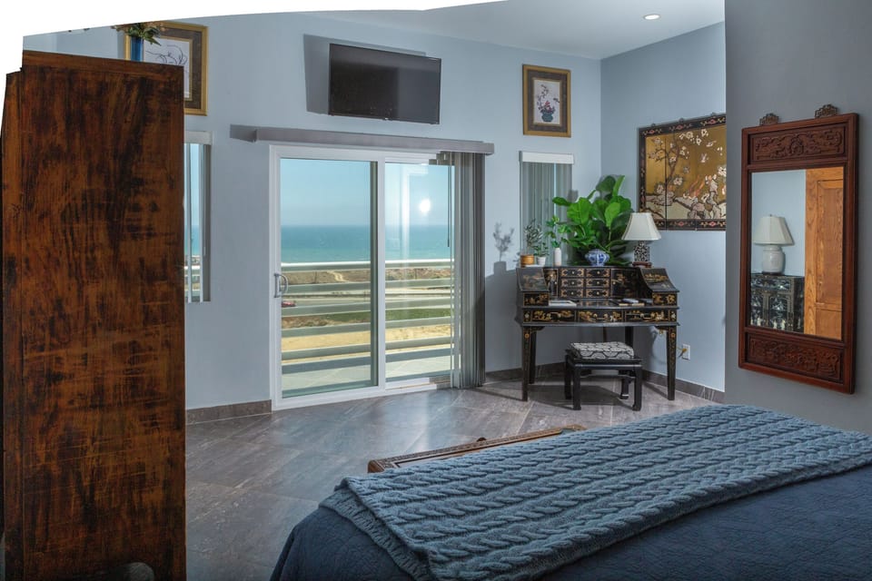 Deluxe Suite, Ocean View | Premium bedding, individually decorated, individually furnished