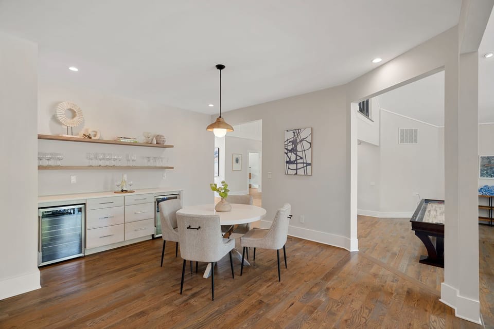 Wet bar and eat in kitchen area seating 4.