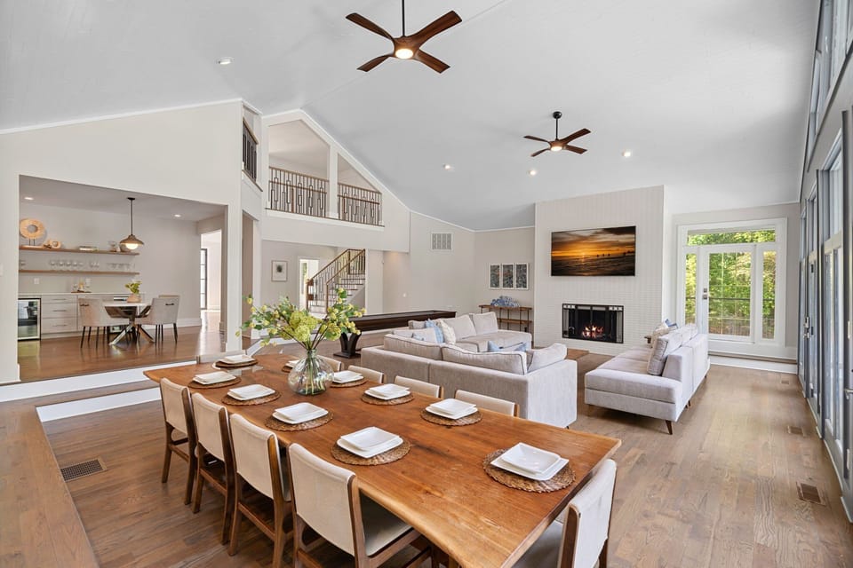 Dining area with seating for 10!