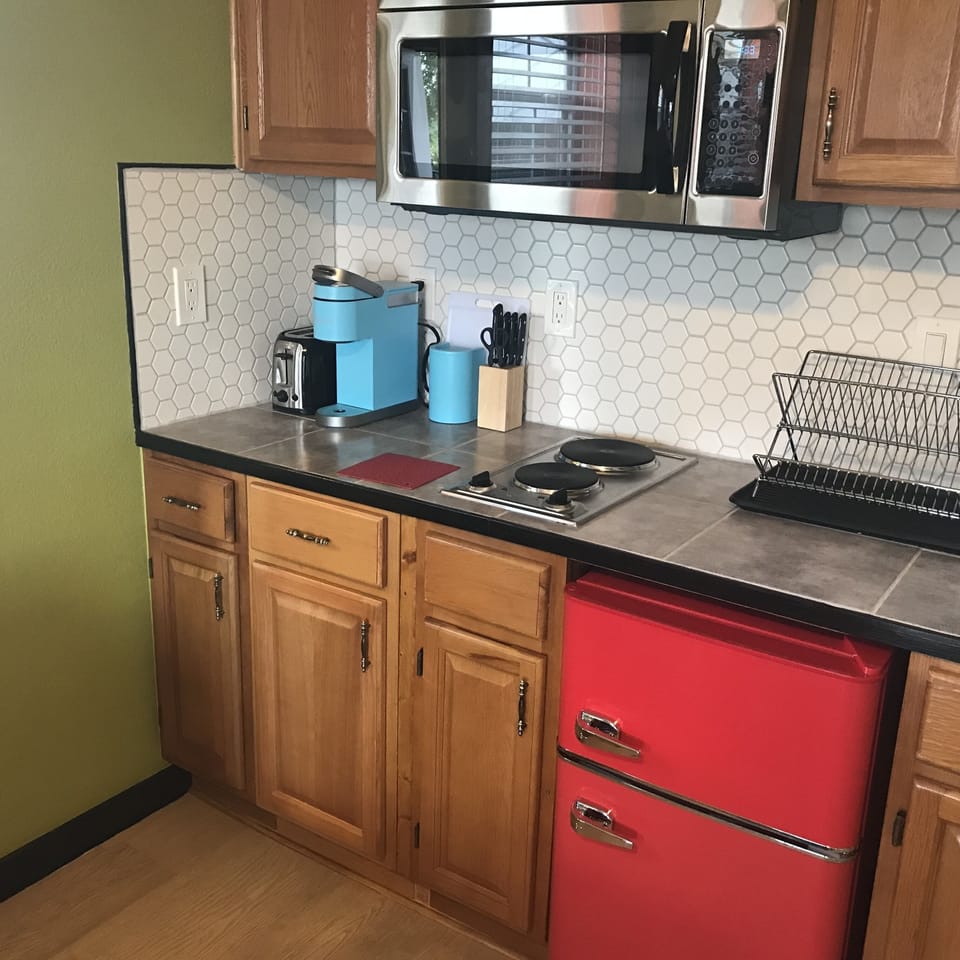 Kitchenette w/ Keurig, Coffee, Stovetop, Minifridge & freezer