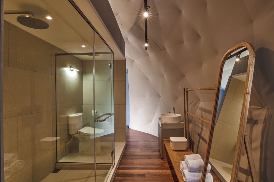Shower, rainfall showerhead, free toiletries, hair dryer