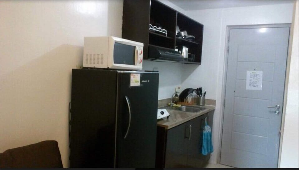 Basic Condo | Private kitchen | Fridge, microwave, stovetop, electric kettle