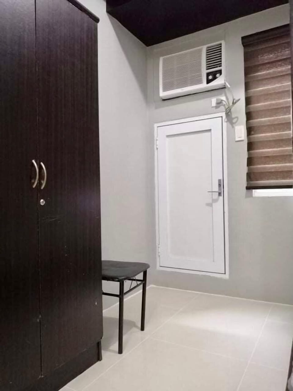 Basic Condo | Wardrobe