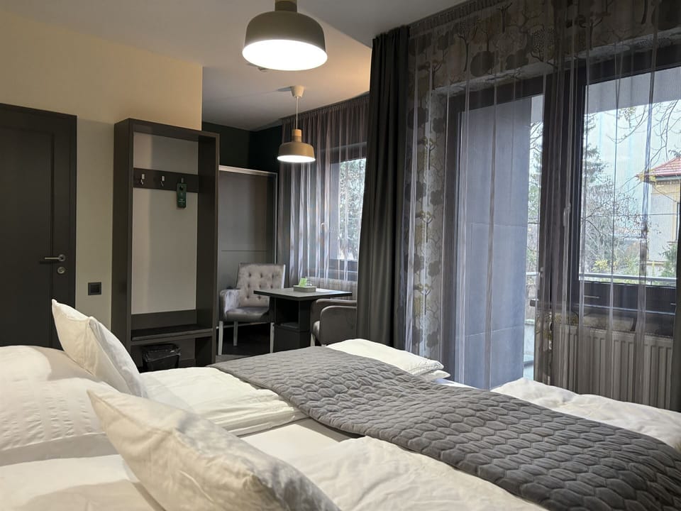 Frette Italian sheets, premium bedding, pillowtop beds, minibar