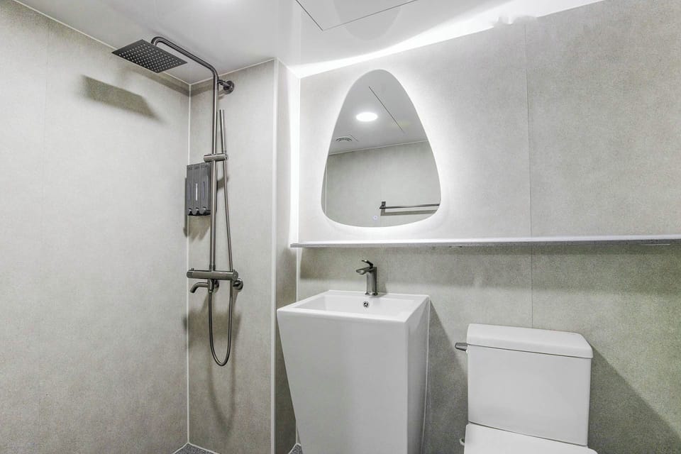 Family Room | Bathroom | Combined shower/tub, towels