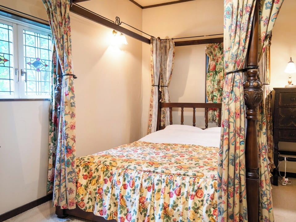 ・[Cottage 103: Bedroom] Wake up in the morning to the gentle light streaming in through the stained glass