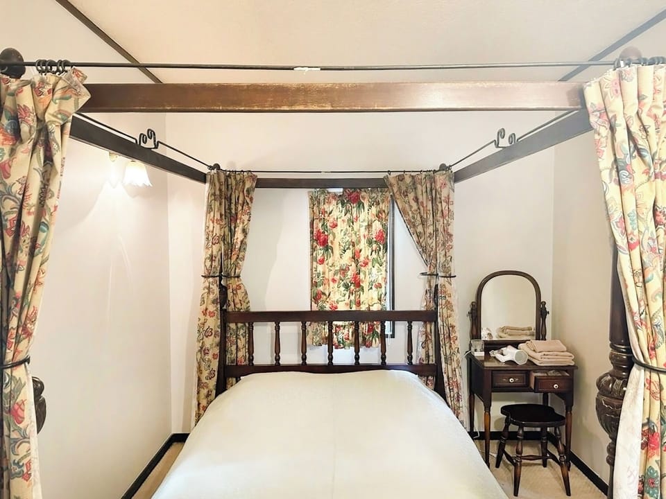 ・[Cottage 103: Bedroom] A gorgeous room with a four-poster antique double bed.