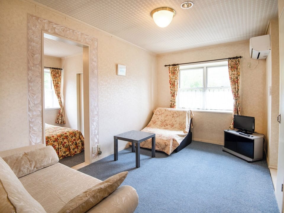 ・[Main building 202: Living room] A large room with a bedroom and a living room. Up to 3 people can be accommodated.