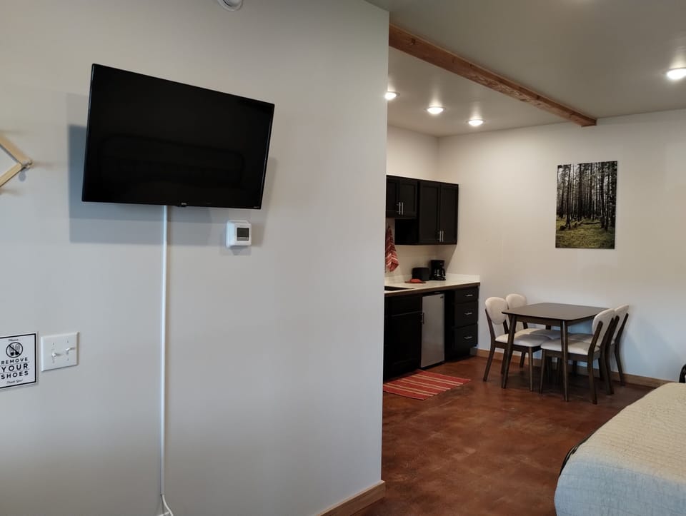 Leisure Suite - Equipped with Two Queen Beds, Kitchenette, 32-inch Smart TV, and, Dining Area.