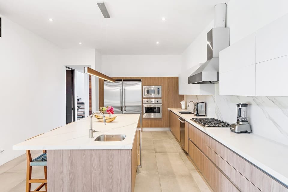 Kitchen with large Island