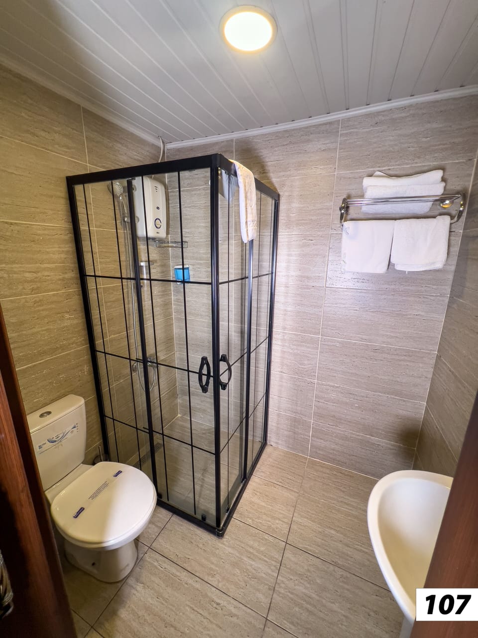 Family Twin Room | Bathroom | Shower, rainfall showerhead, hair dryer, towels