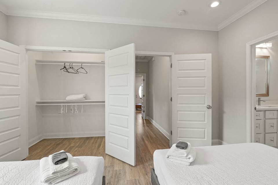 Bedroom 4- 2 queen beds, en suite bath, overhead remote fan, closet, stylish