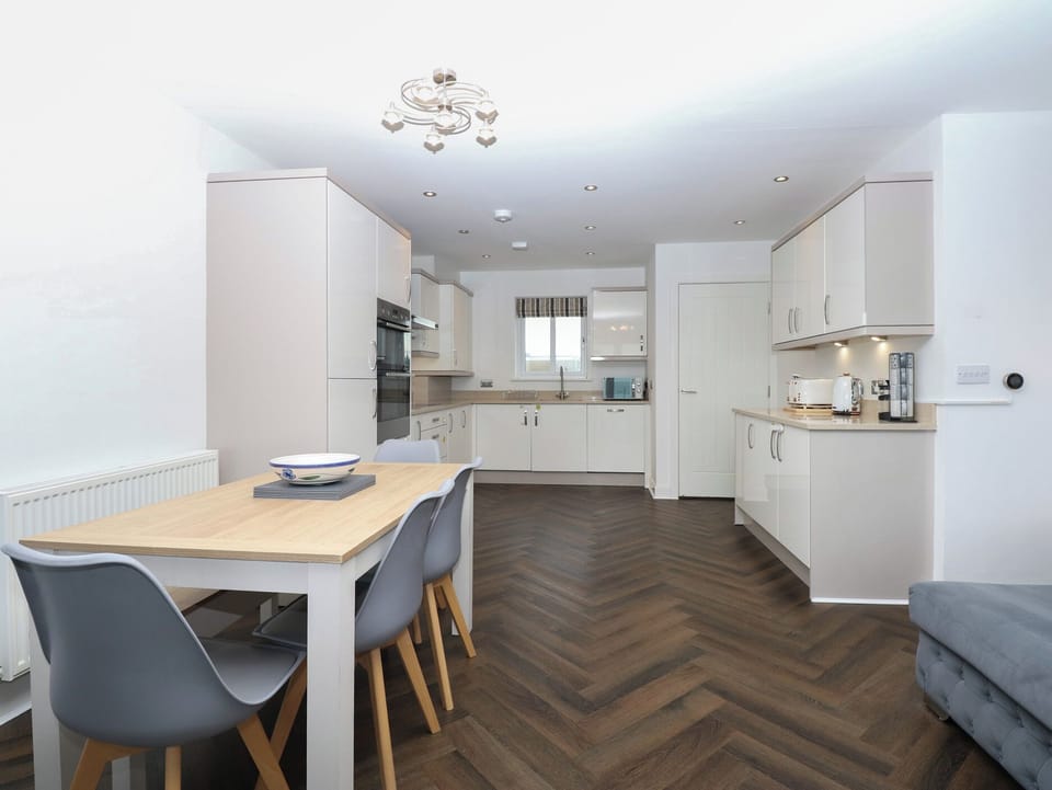 Cottage | Private kitchen | Fridge, dishwasher, electric kettle, toaster