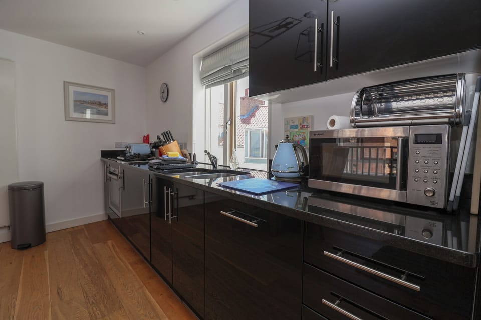 Cottage | Private kitchen | Fridge, dishwasher, electric kettle, toaster