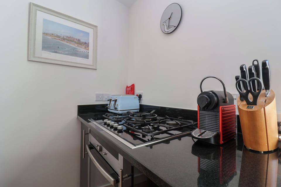 Cottage | Private kitchen | Fridge, dishwasher, electric kettle, toaster