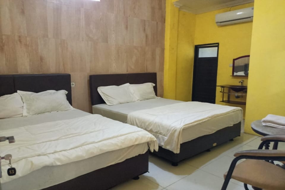 Family Room | Desk, WiFi (free), bed sheets