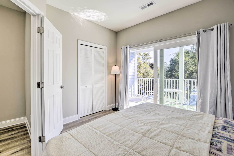 Modern Escape in the Heart of Murrells Inlet Cottage in Murrells Inlet
