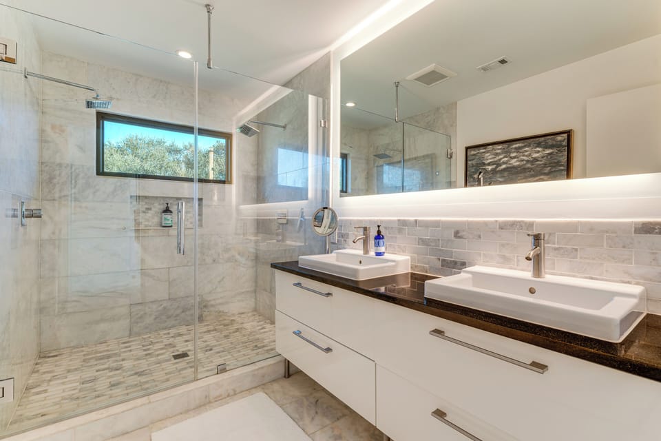 Luxe Mid-century Austin Home w/ Canyon Views Cottage in Lake Austin