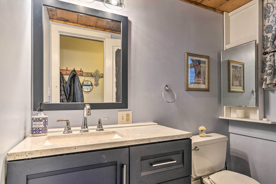 Bemus Point Vintage Suite w/ Soaking Tub & Kitchen Apartment in Bemus Point