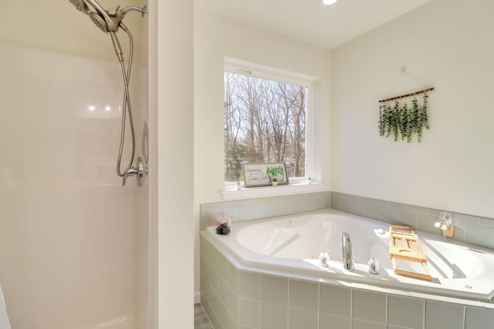 3 Mi to Kalahari: Pocono Summit Home w/ Pool Table Cottage in Coolbaugh Township