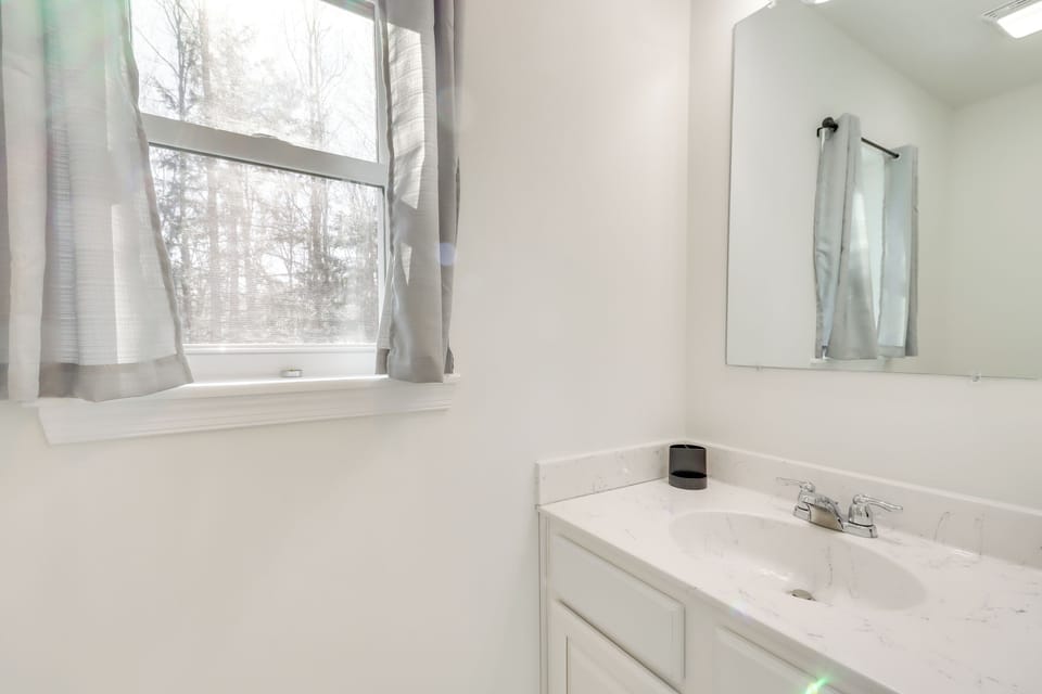 3 Mi to Kalahari: Pocono Summit Home w/ Pool Table Cottage in Coolbaugh Township