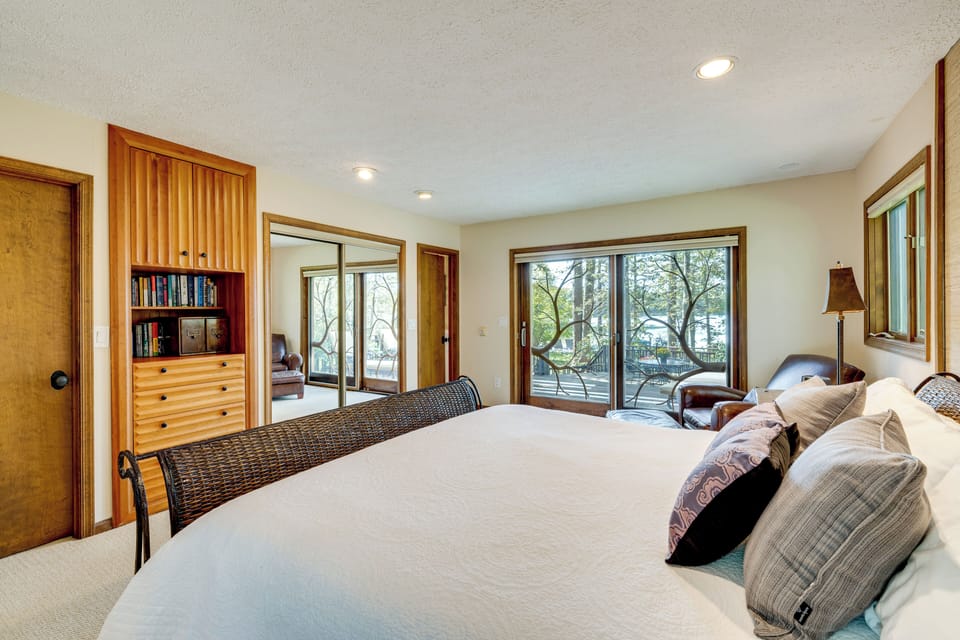 Luxe Poconos Pines Home w/ Beach + Amenities! Cottage in Pocono Pines