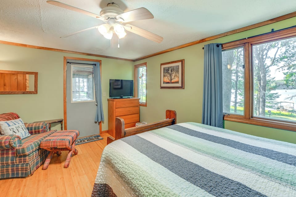 Screened Porch! Lakefront Gem in Boyd's Branch Bay Cottage in Lake Barkley