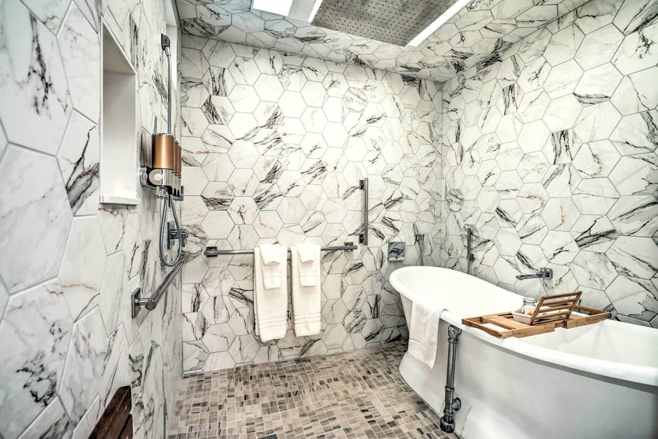 Luxury Spa Retreat: Private Courtyard & More! Apartment in Hastings