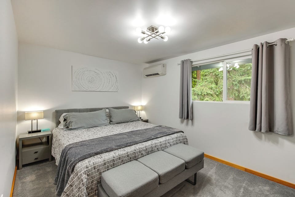 Redmond Retreat w/ Fenced Yard & EV Charger Apartment in Redmond