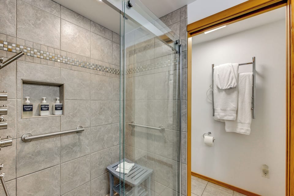 Redmond Retreat w/ Fenced Yard & EV Charger Apartment in Redmond