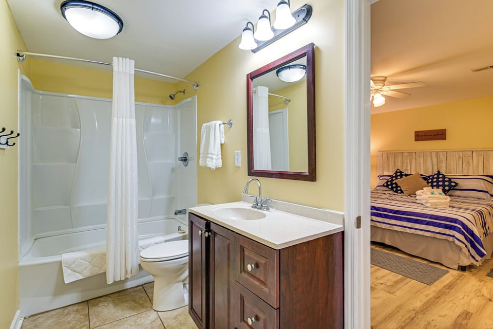 Walk to Ocean: Lovely Myrtle Beach Getaway! Cottage in Surfside Beach