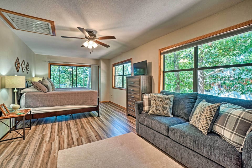 Home w/ Large Deck on Table Rock Lake! Cottage in Table Rock Lake