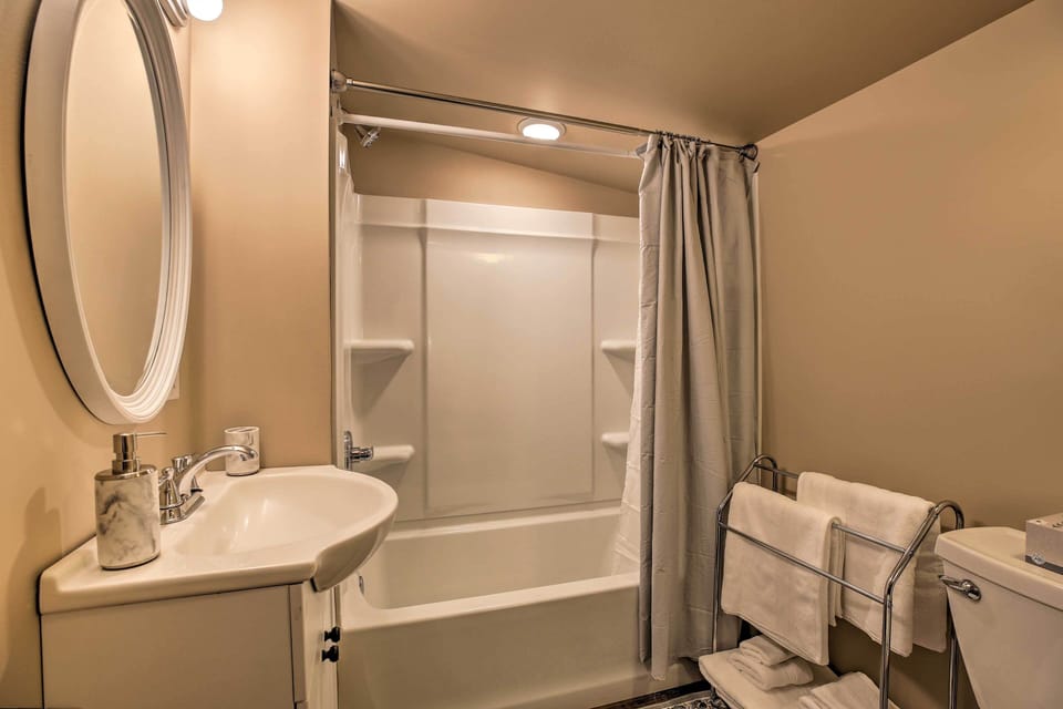 Chic Main Street Retreat < 7 Mi to KY Horse Park! Apartment in Georgetown