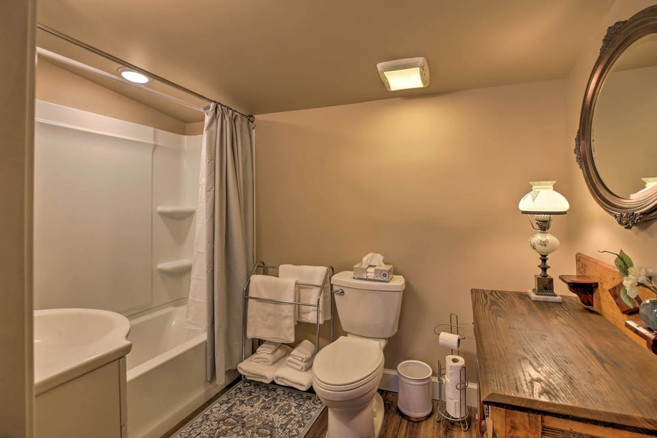 Chic Main Street Retreat < 7 Mi to KY Horse Park! Apartment in Georgetown