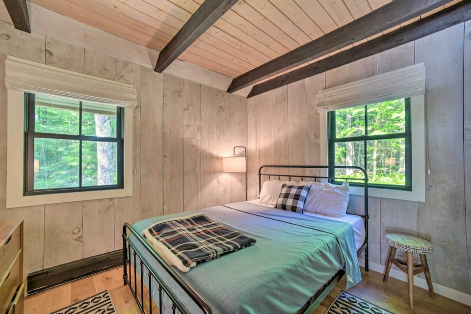 Sleek Cabin w/ Deck, 8 Miles to Mount Snow & Hikes Cottage in Wilmington