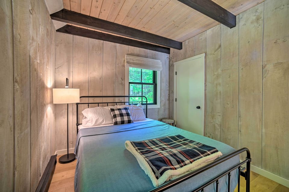 Sleek Cabin w/ Deck, 8 Miles to Mount Snow & Hikes Cottage in Wilmington