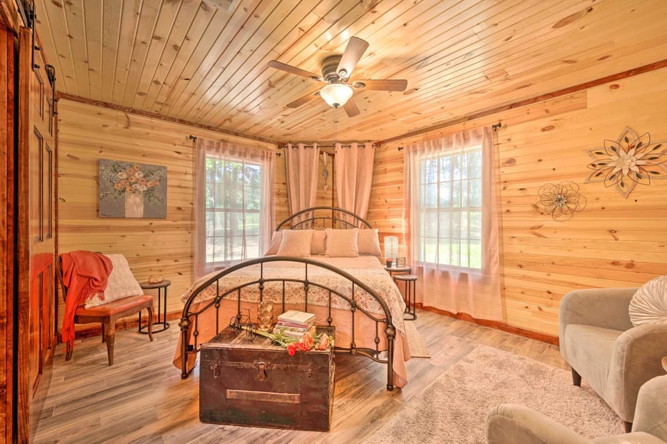Lavish Broken Bow Home on 6 Acres w/ Hot Tub! Cottage in Broken Bow
