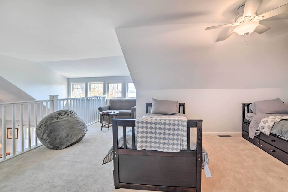 Country-chic Home w/ Fire Pit, Steps to Lake! Cottage in Lake Barkley