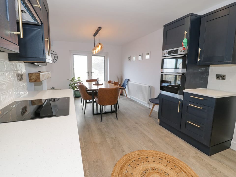 Cottage | Private kitchen | Fridge, dishwasher, electric kettle, toaster