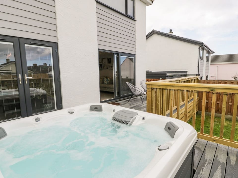 Cottage | Outdoor spa tub