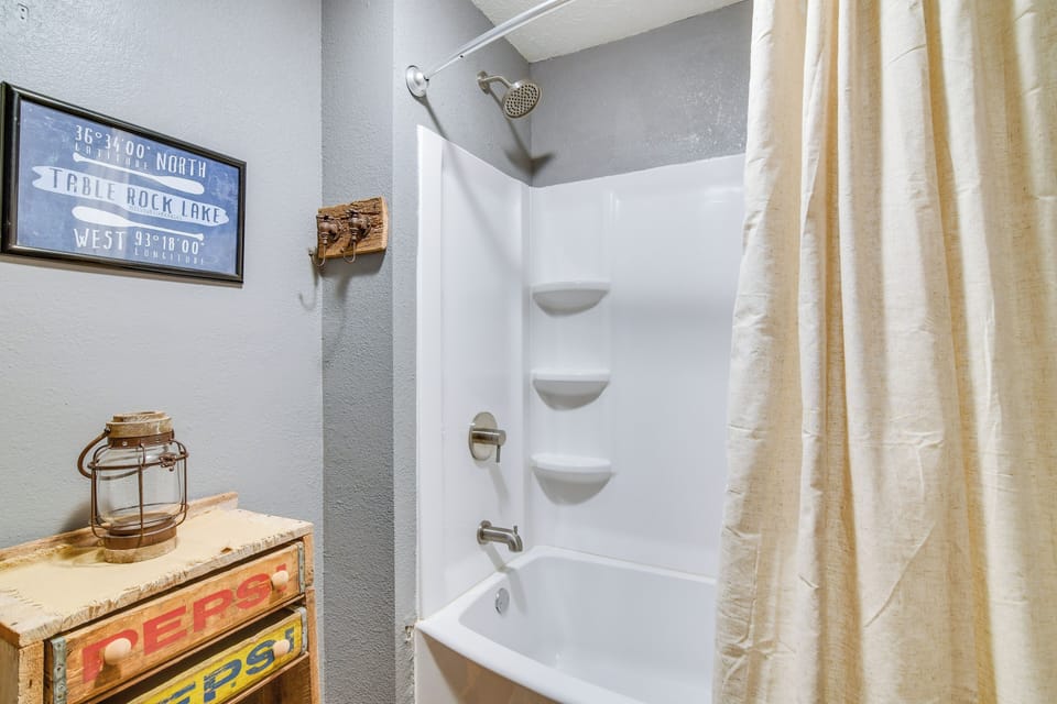 Relax Fireside! Home 8 Mi to Silver Dollar City Apartment in Branson