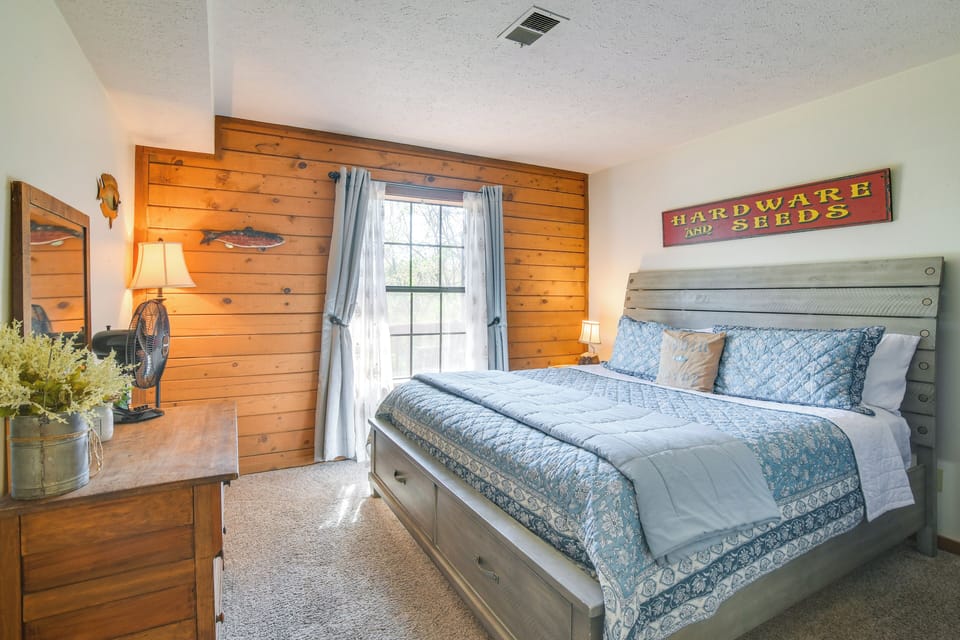 Relax Fireside! Home 8 Mi to Silver Dollar City Apartment in Branson