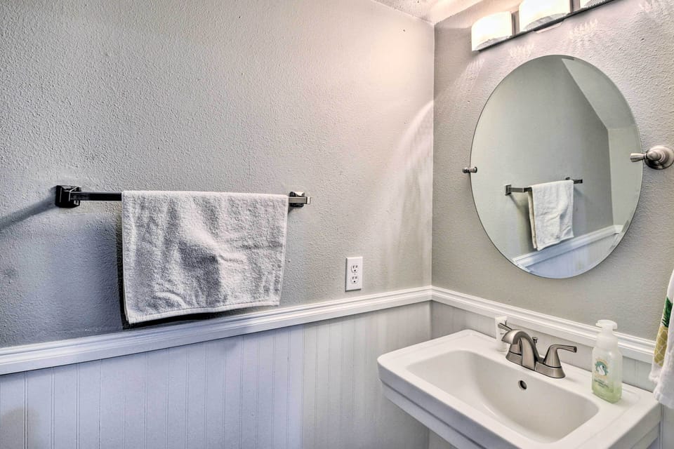 New Smyrna Beach Townhome, Walk to Bay Access! Apartment in Edgewater